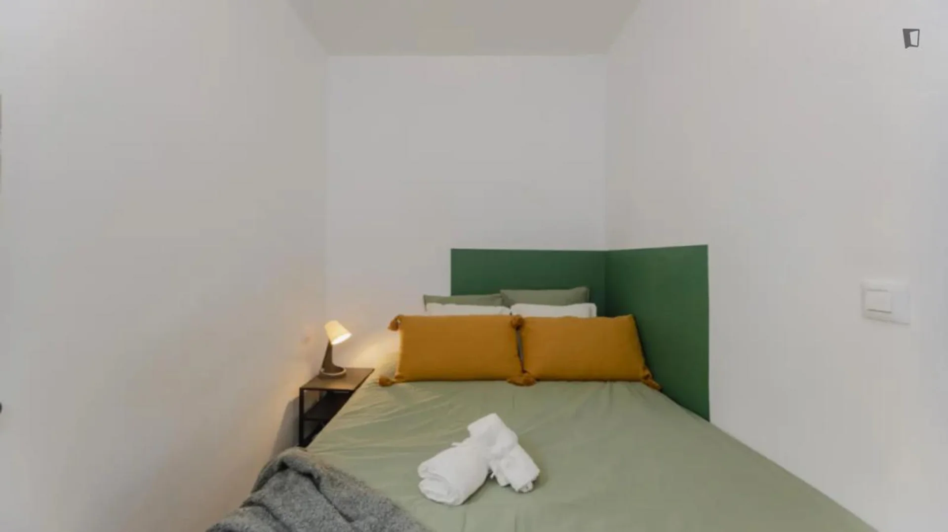 Habitación asequible para estudiantes con buena iluminación en