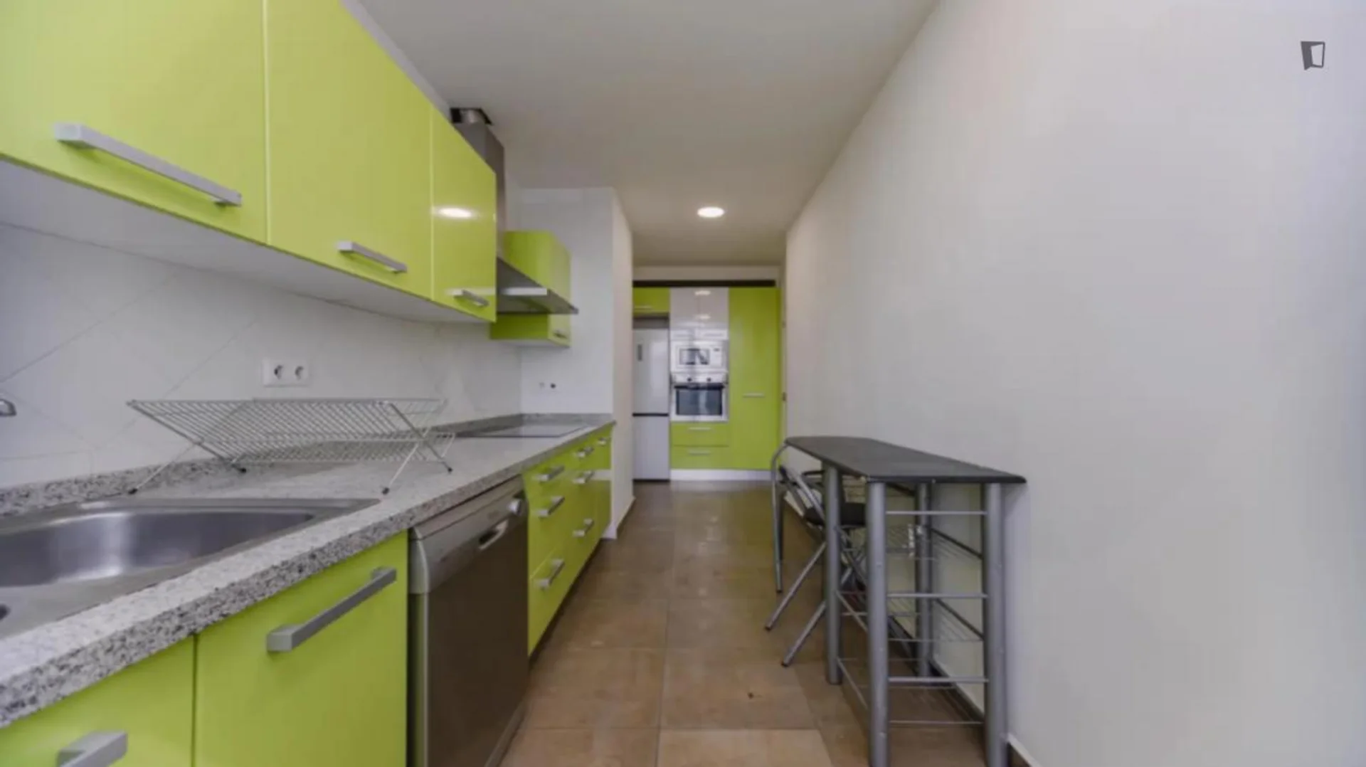 Habitación asequible para estudiantes con buena iluminación en