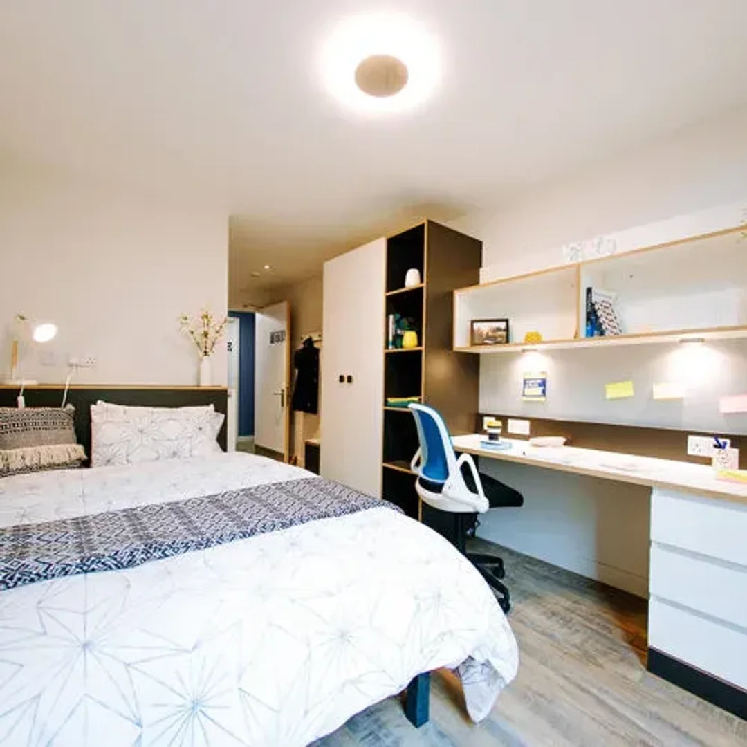 Quarto de estudante em com área de estudo e instalações partilhadas