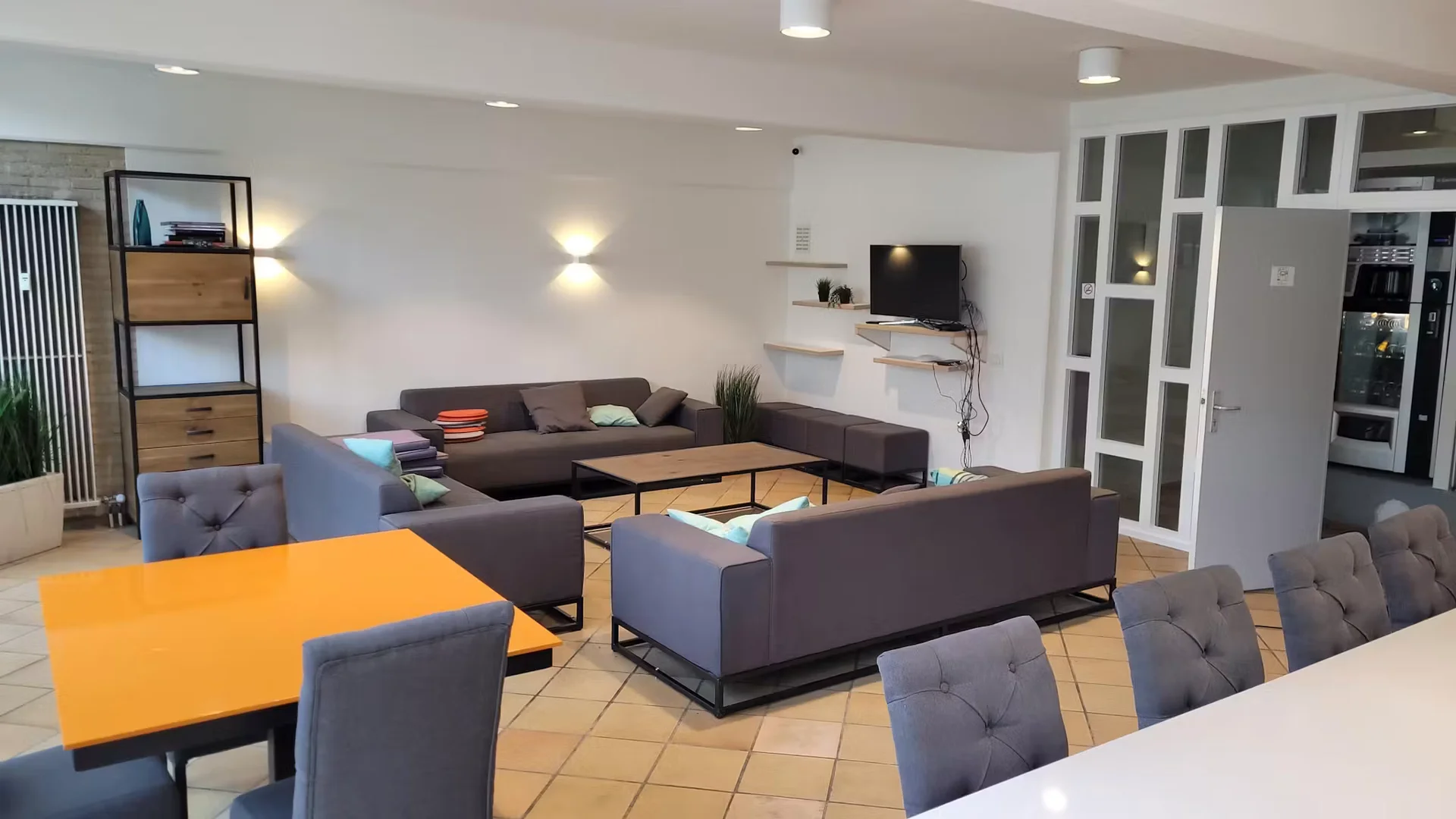 Funkcjonalny pokój studencki idealny do nauki w 