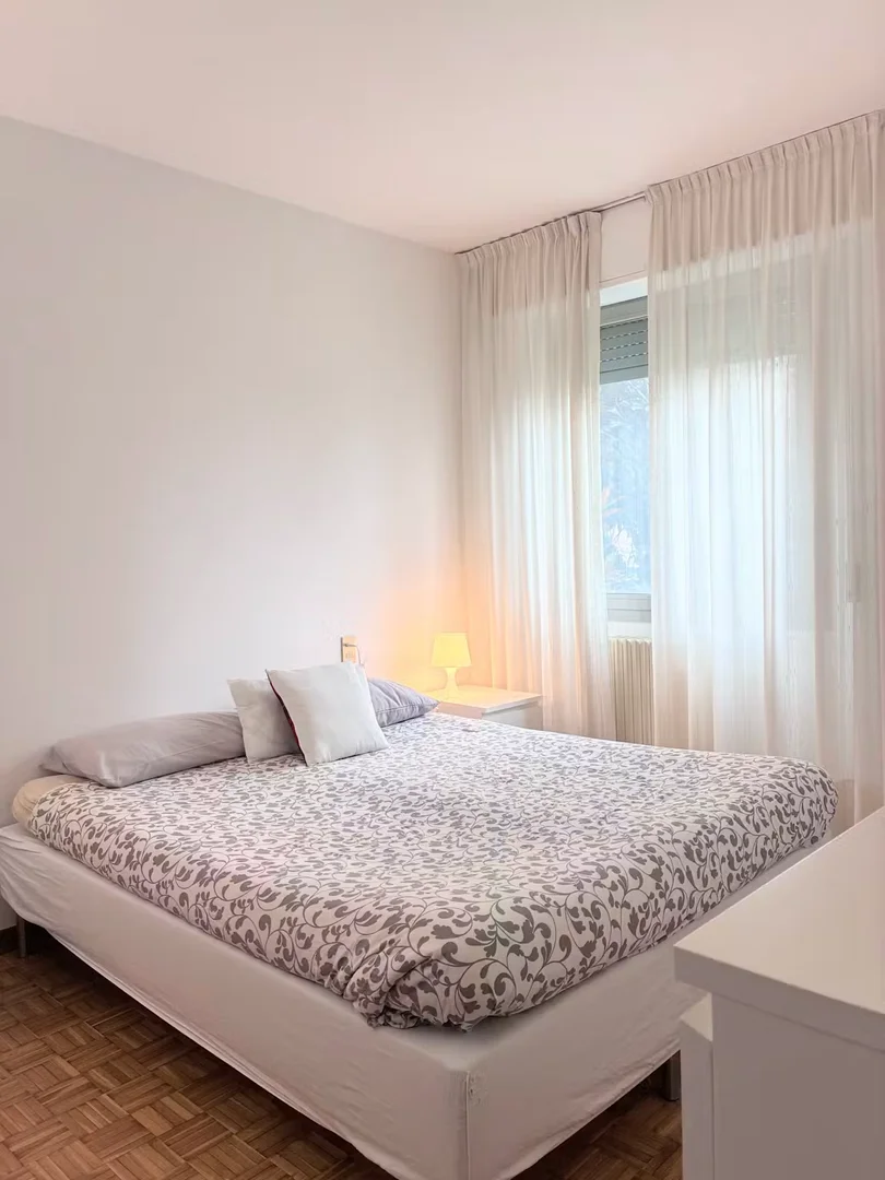 Habitación estudiantil luminosa y aireada con fácil acceso a la universidad en 