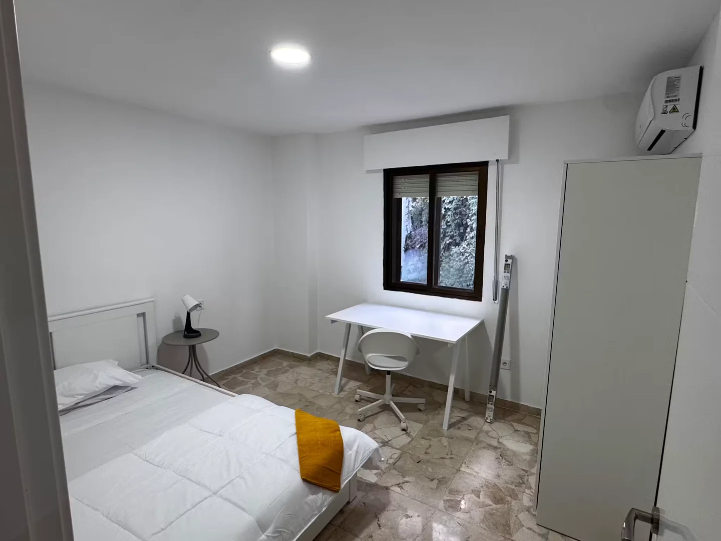 Economical student room with convenient location in 