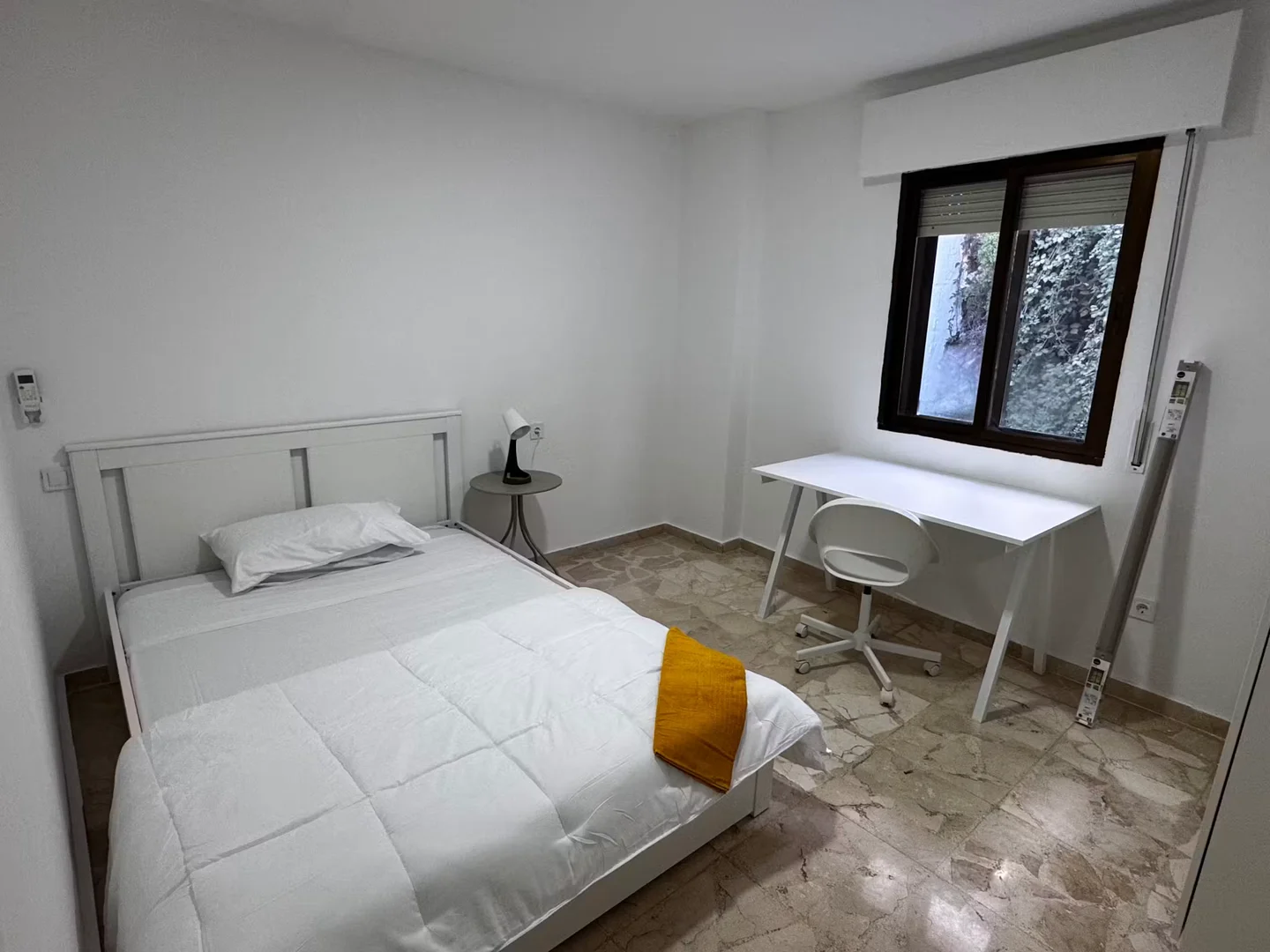 Bright and airy student room with easy university access in 