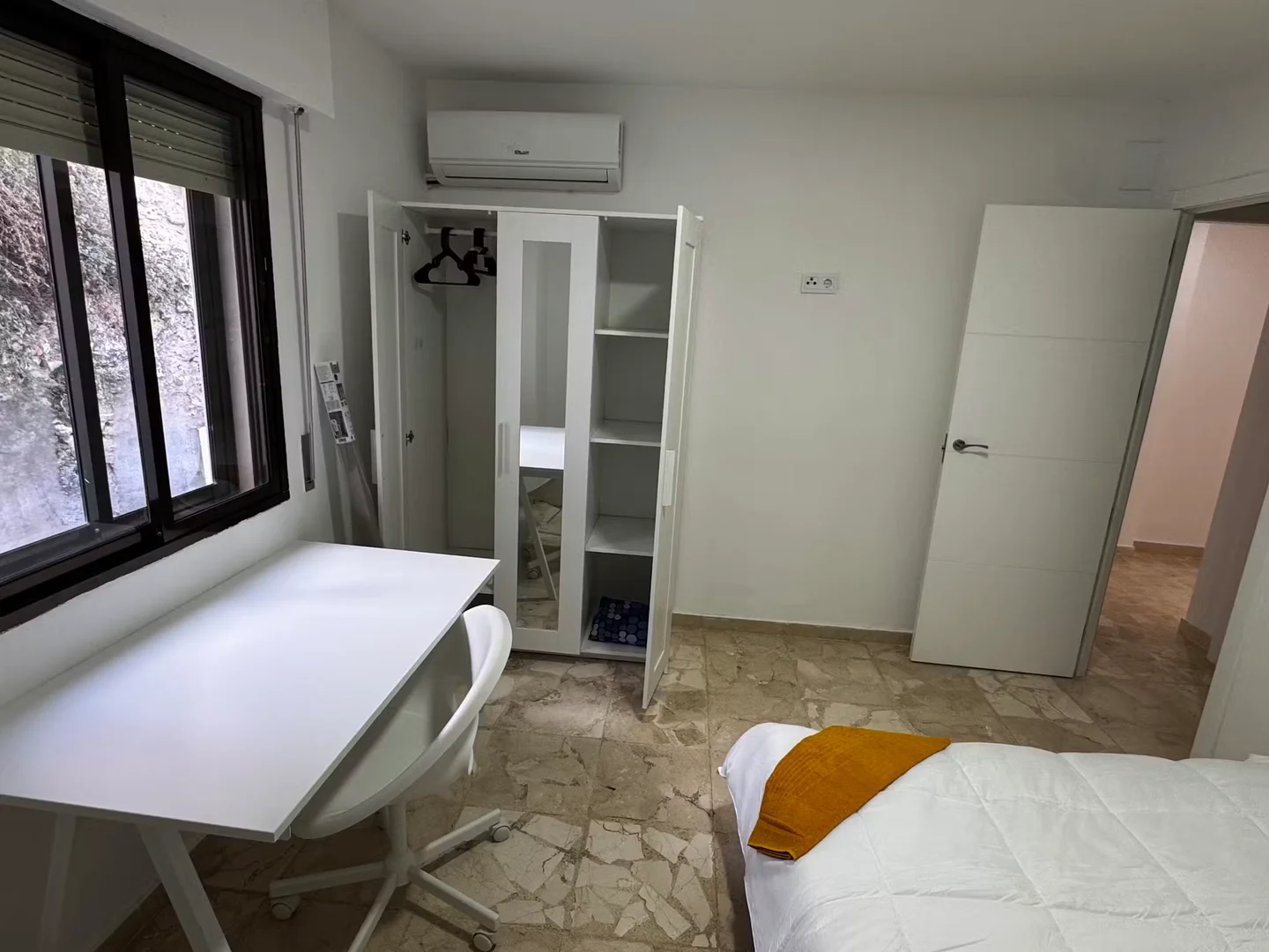 Student-friendly room in  with modern amenities