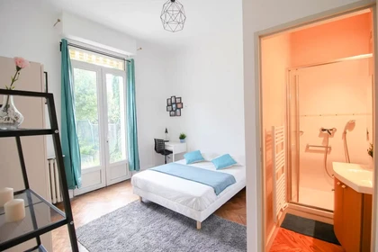 Cheap private room in Bordeaux