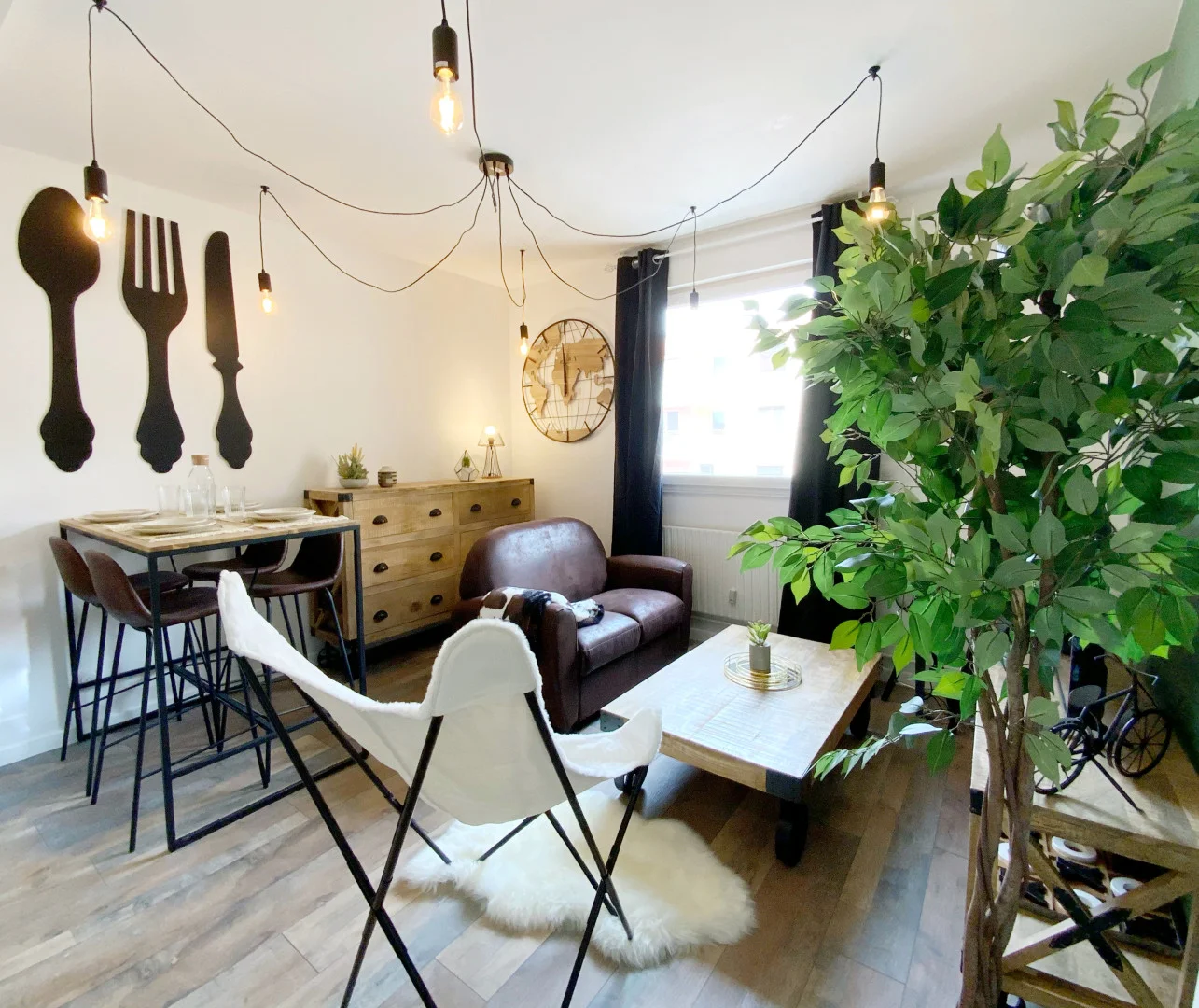 Habitación estudiantil luminosa y aireada con fácil acceso a la universidad en 