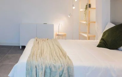 Habitación en alquiler con cama doble {area}