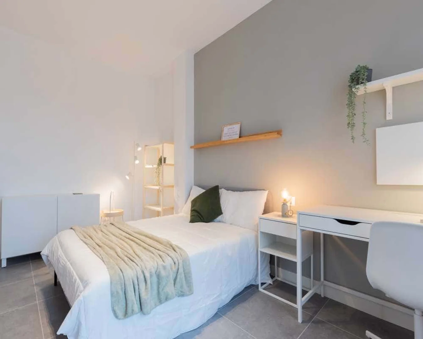 Habitación estudiantil luminosa y aireada con fácil acceso a la universidad en