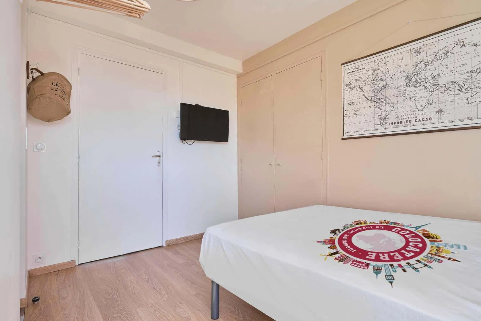 Affordable room for students with ample lighting in 