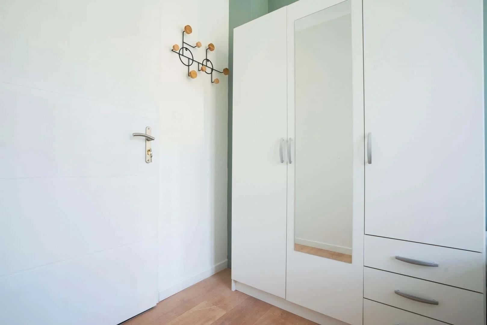 Affordable room for students with ample lighting in 