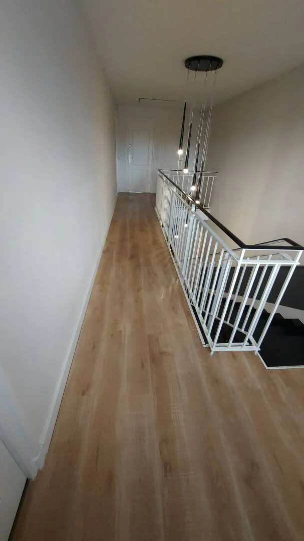 Quarto de estudante luminoso e arejado com acesso fácil à universidade em 