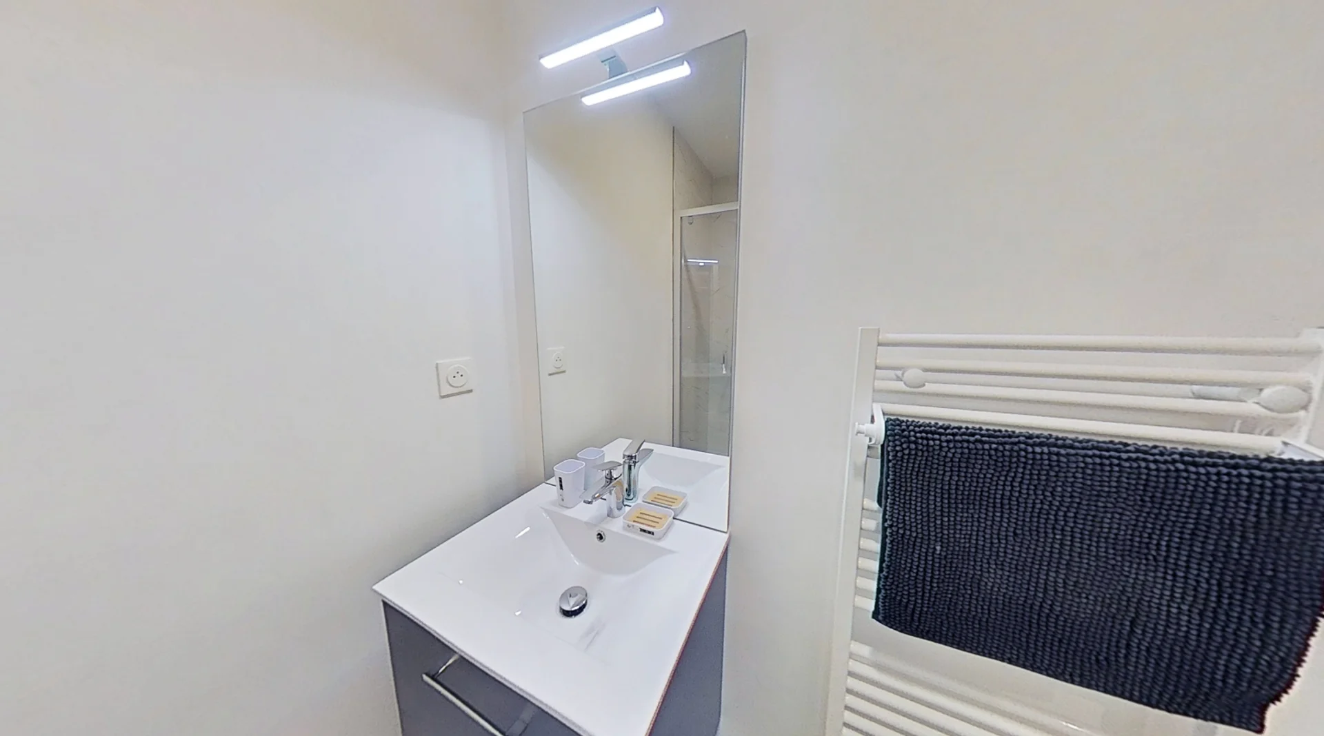 Quarto de estudante económico perto do campus em 