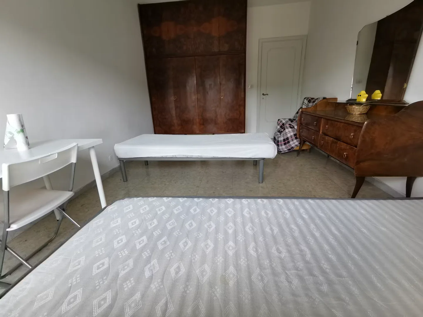 Chambre abordable pour les étudiants avec un bon éclairage dans 