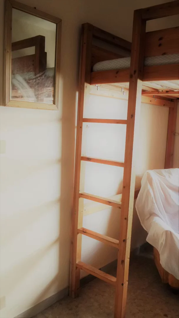 Quarto acolhedor para estudantes disponível em