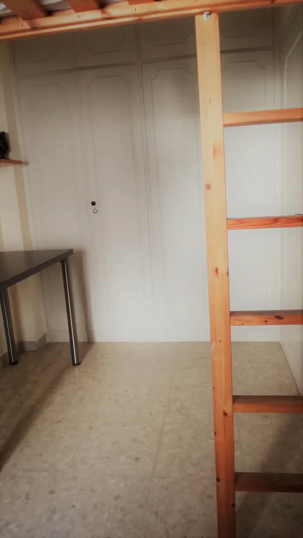 Quarto para alugar em apartamento de estudantes em , totalmente mobilado