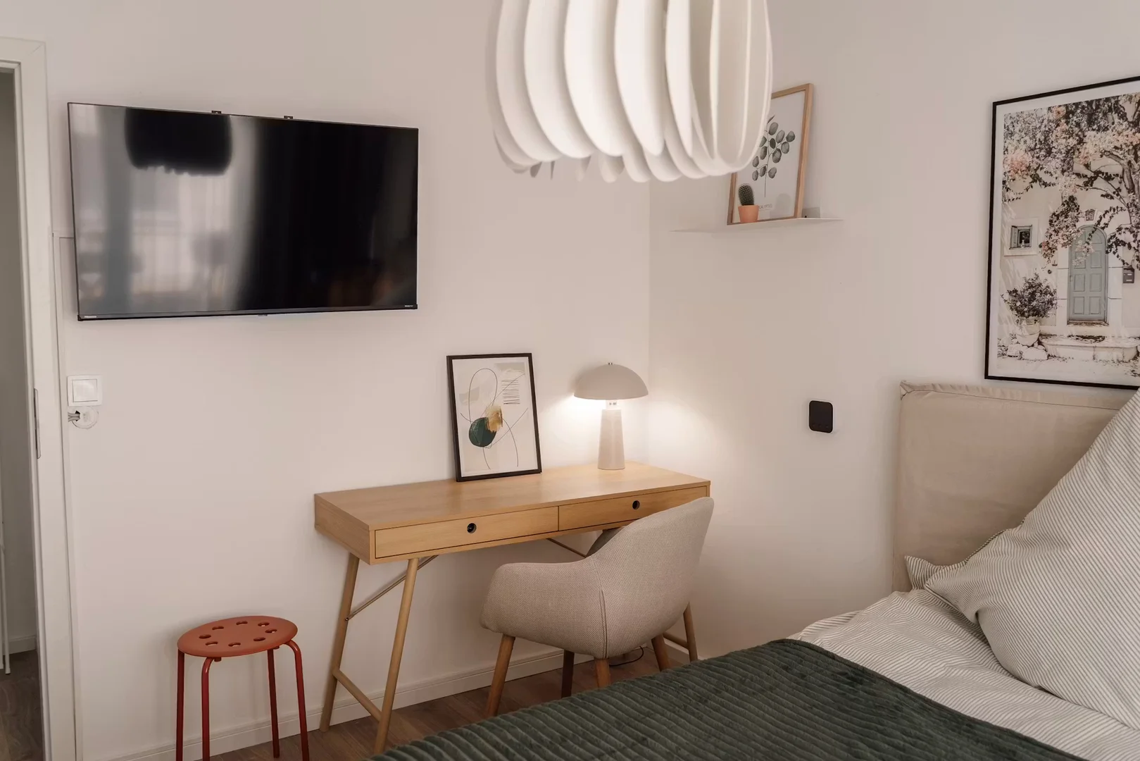 Quarto de estudante luminoso e arejado com acesso fácil à universidade em 