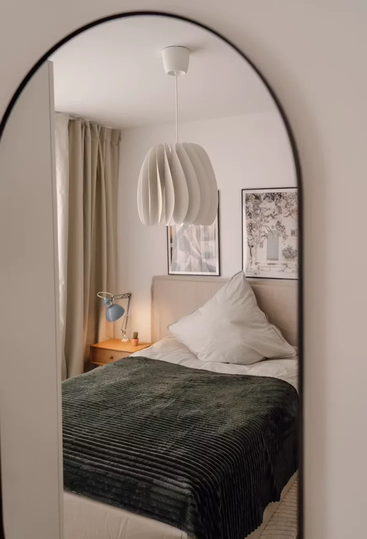 Quarto de estudante luminoso e arejado com acesso fácil à universidade em 