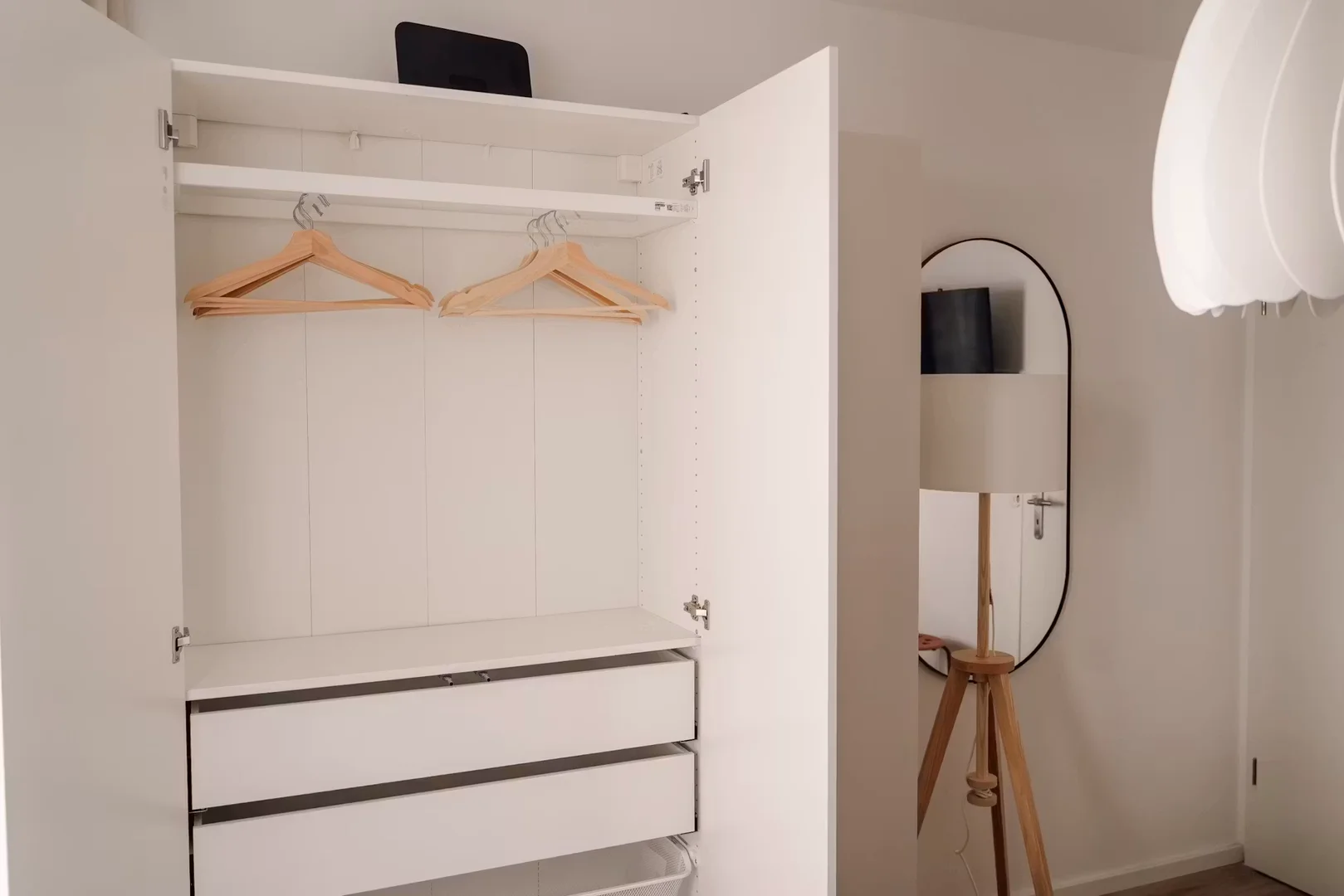 Quarto de estudante luminoso e arejado com acesso fácil à universidade em 