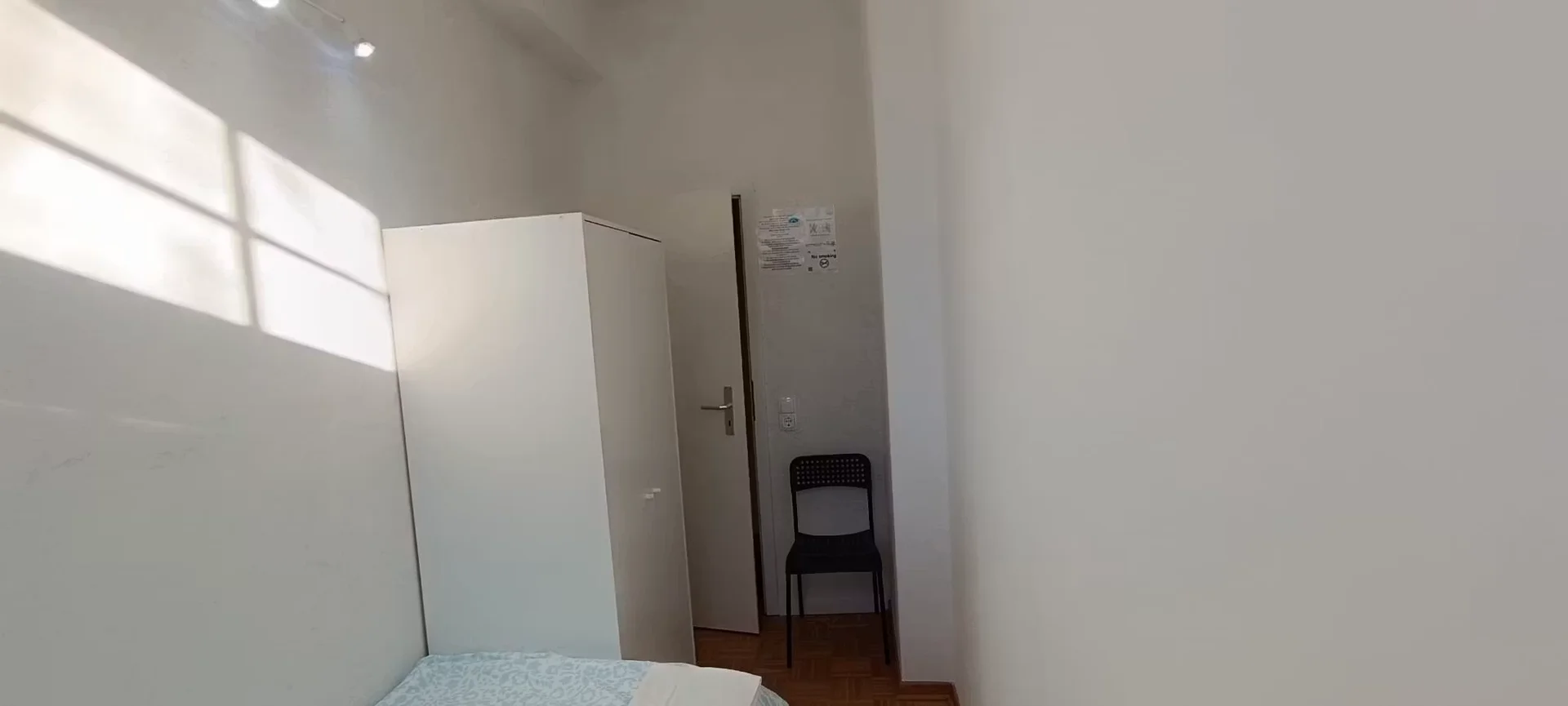 Quarto de estudante luminoso e arejado com acesso fácil à universidade em 