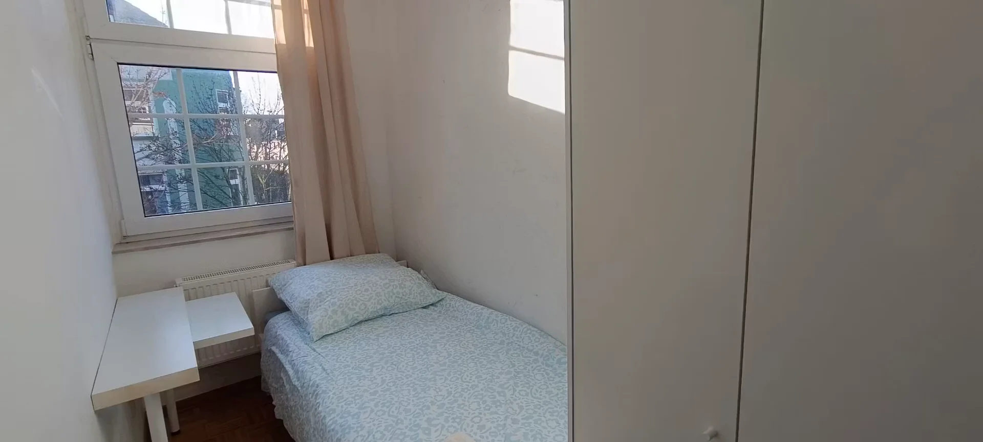 Quarto para alugar em apartamento de estudantes em , totalmente mobilado