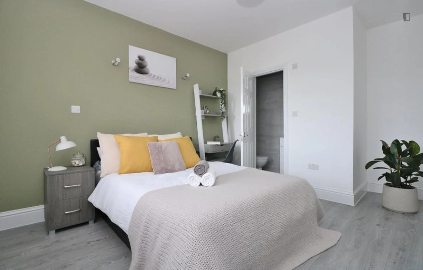 Bright and airy student room with easy university access in 