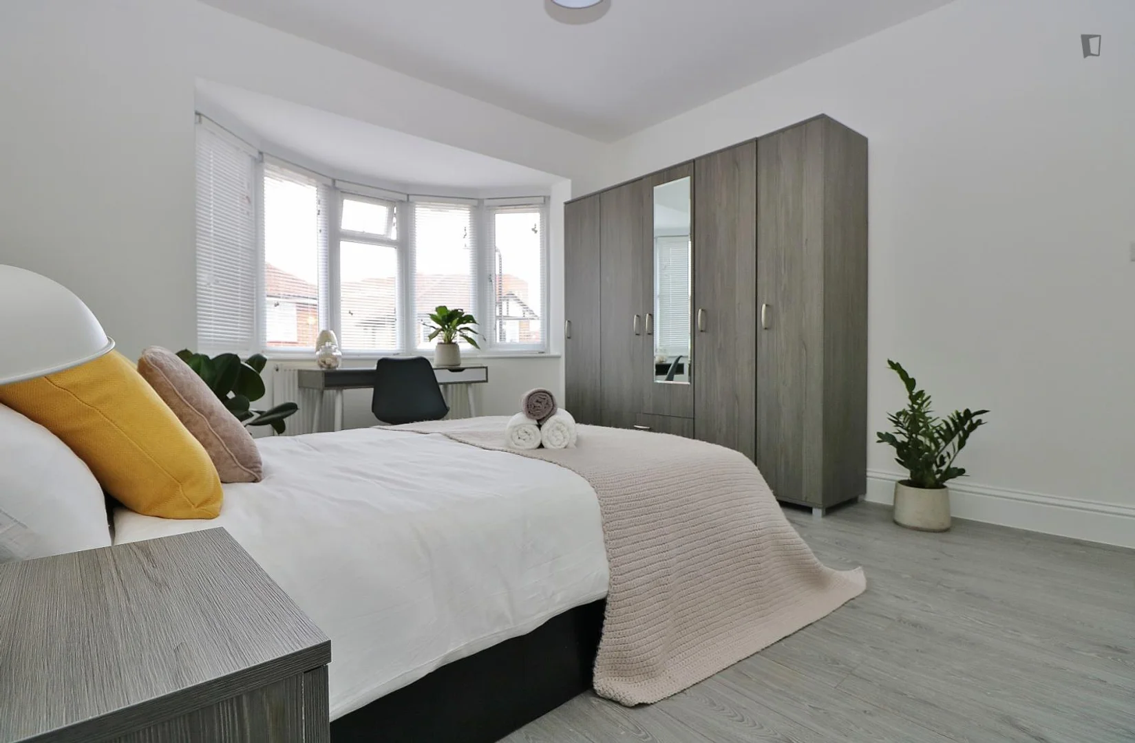 Economical student room with convenient location in