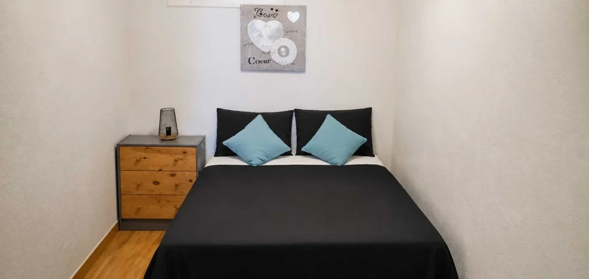 Habitación estudiantil funcional perfecta para estudiar en
