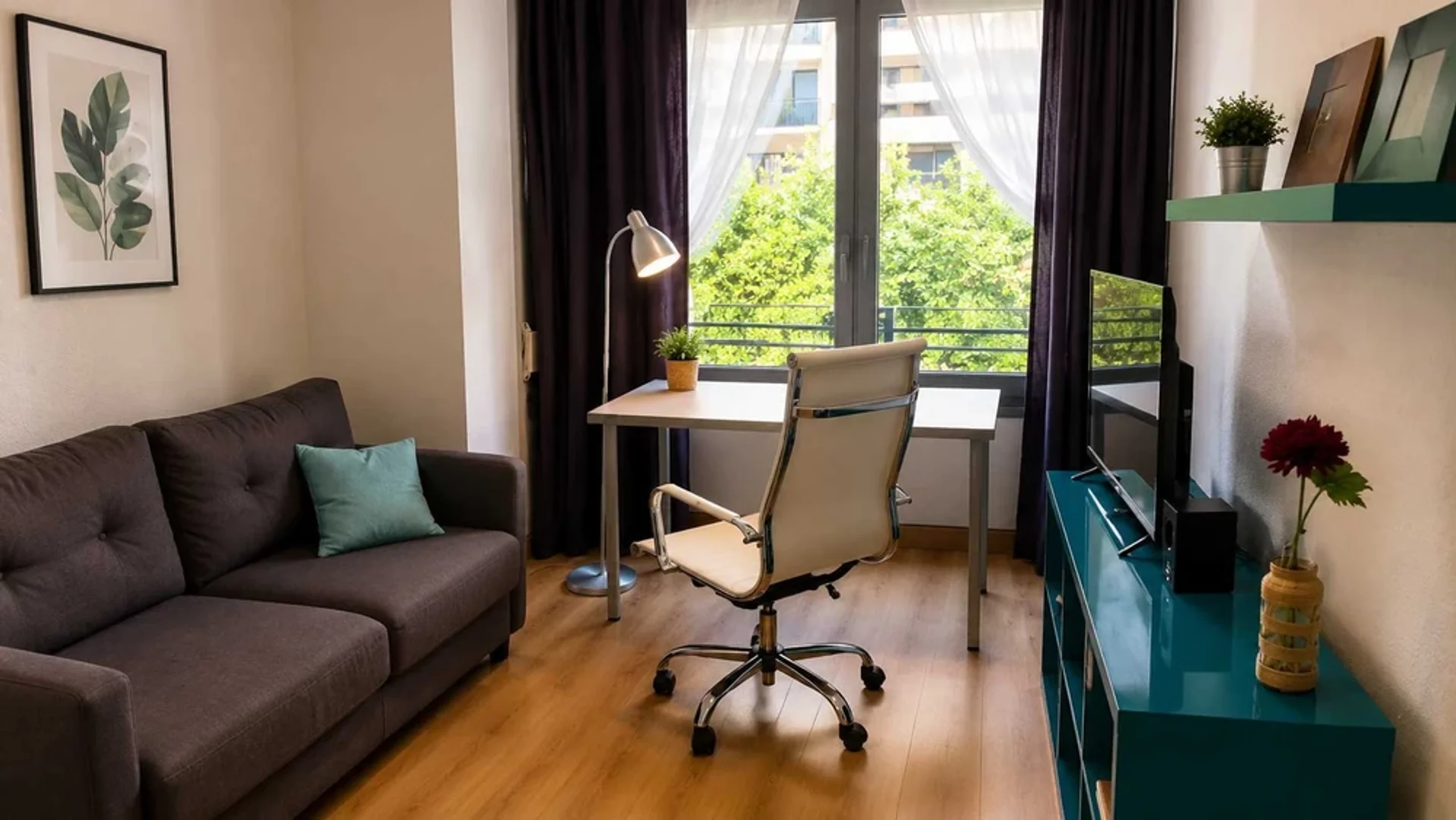 Habitación estudiantil amplia y cómoda en