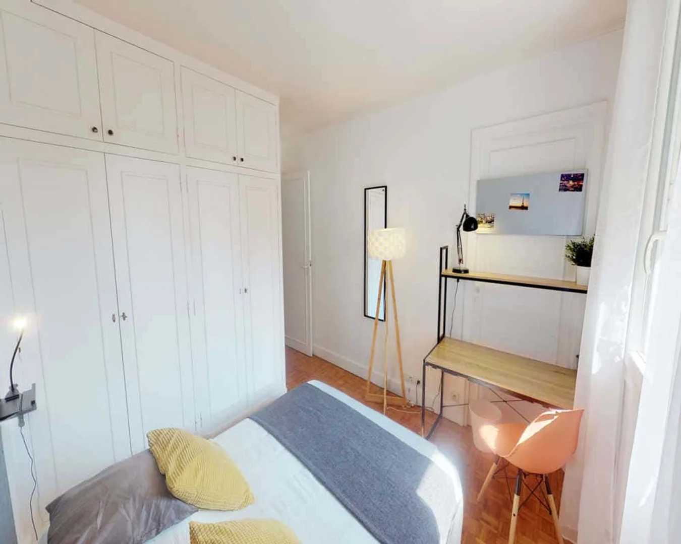 Functional student room perfect for studying in 