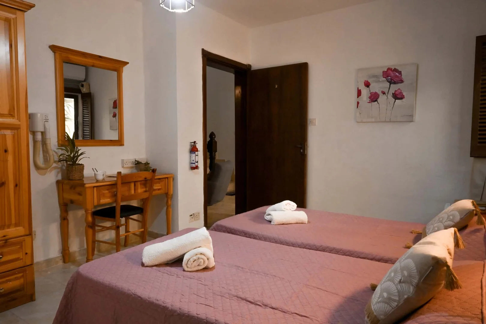 Quarto de estudante confortável e espaçoso em