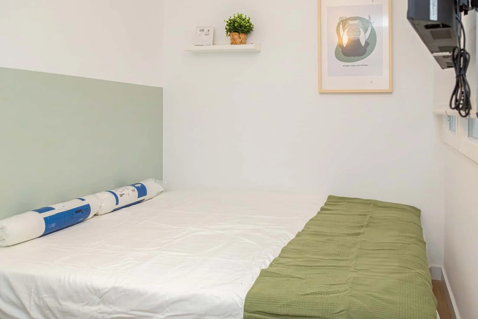 Habitación estudiantil amplia y cómoda en