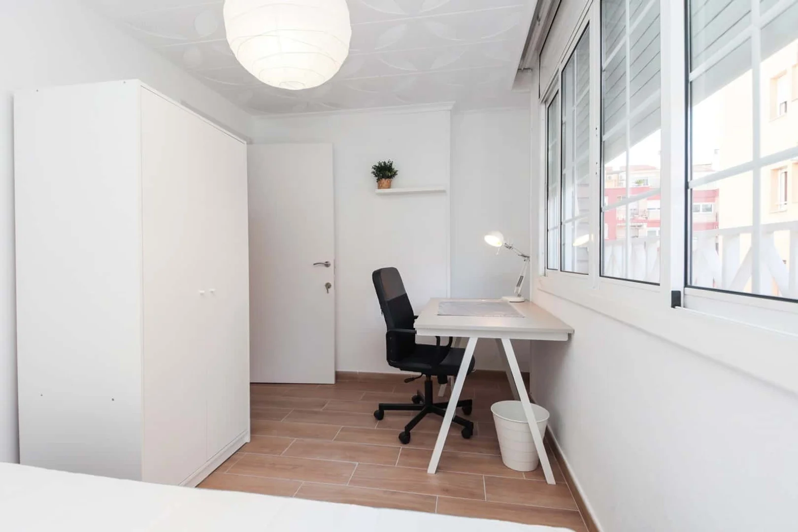 Chambre abordable pour les étudiants avec un bon éclairage dans 