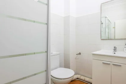 Chambre privée à Gran Via del Marqués del Túria, 46, 1º, L'Eixample, 46005 València, Valencia, Spain, image 14 de 32