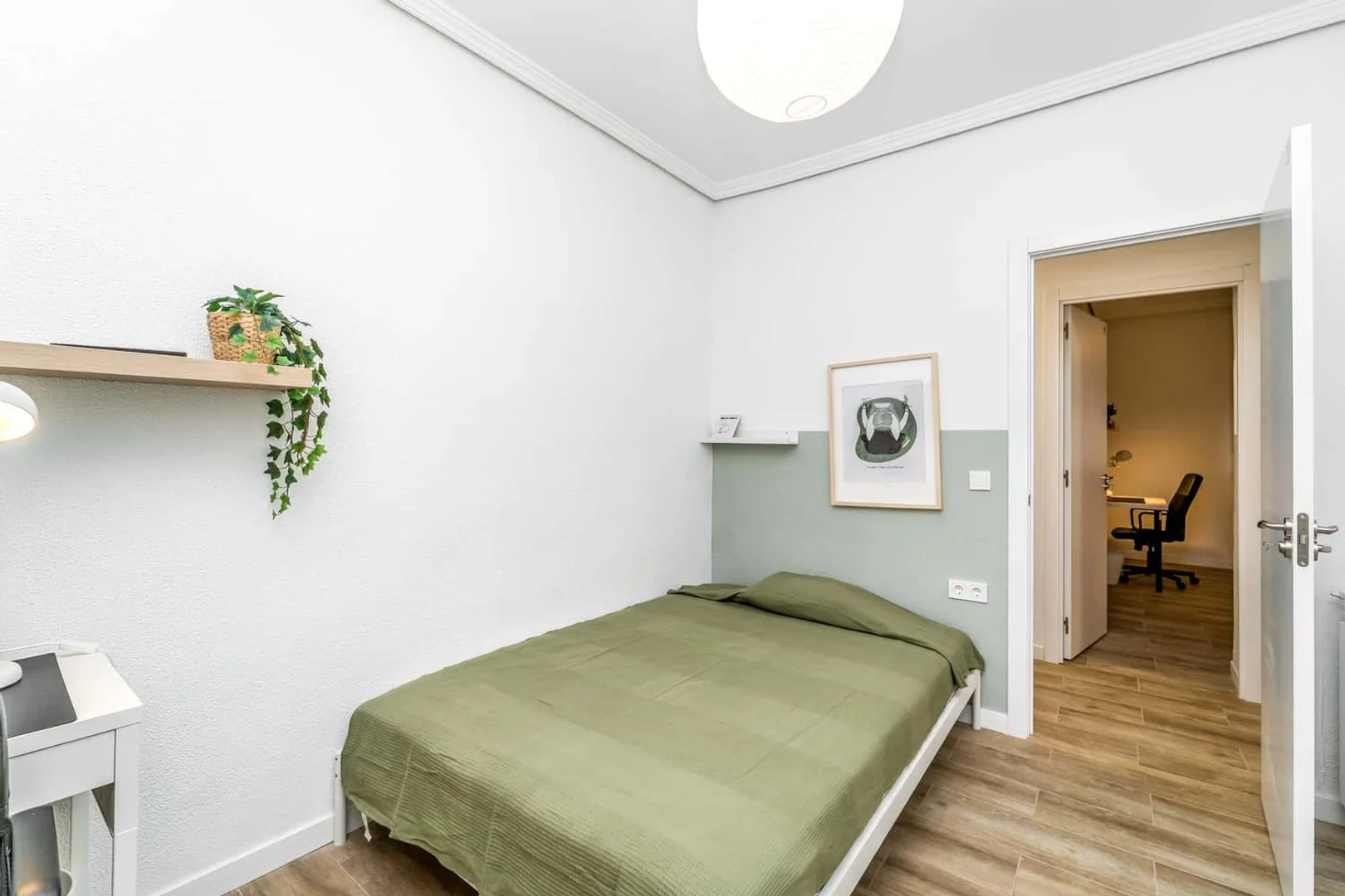 Chambre confortable pour étudiants disponible dans 