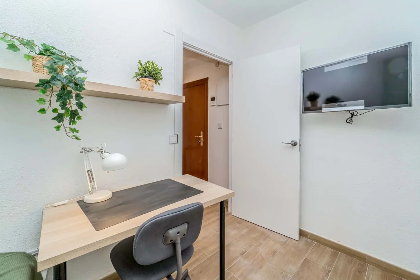 Chambre d'étudiant à avec espace d'étude et installations communes