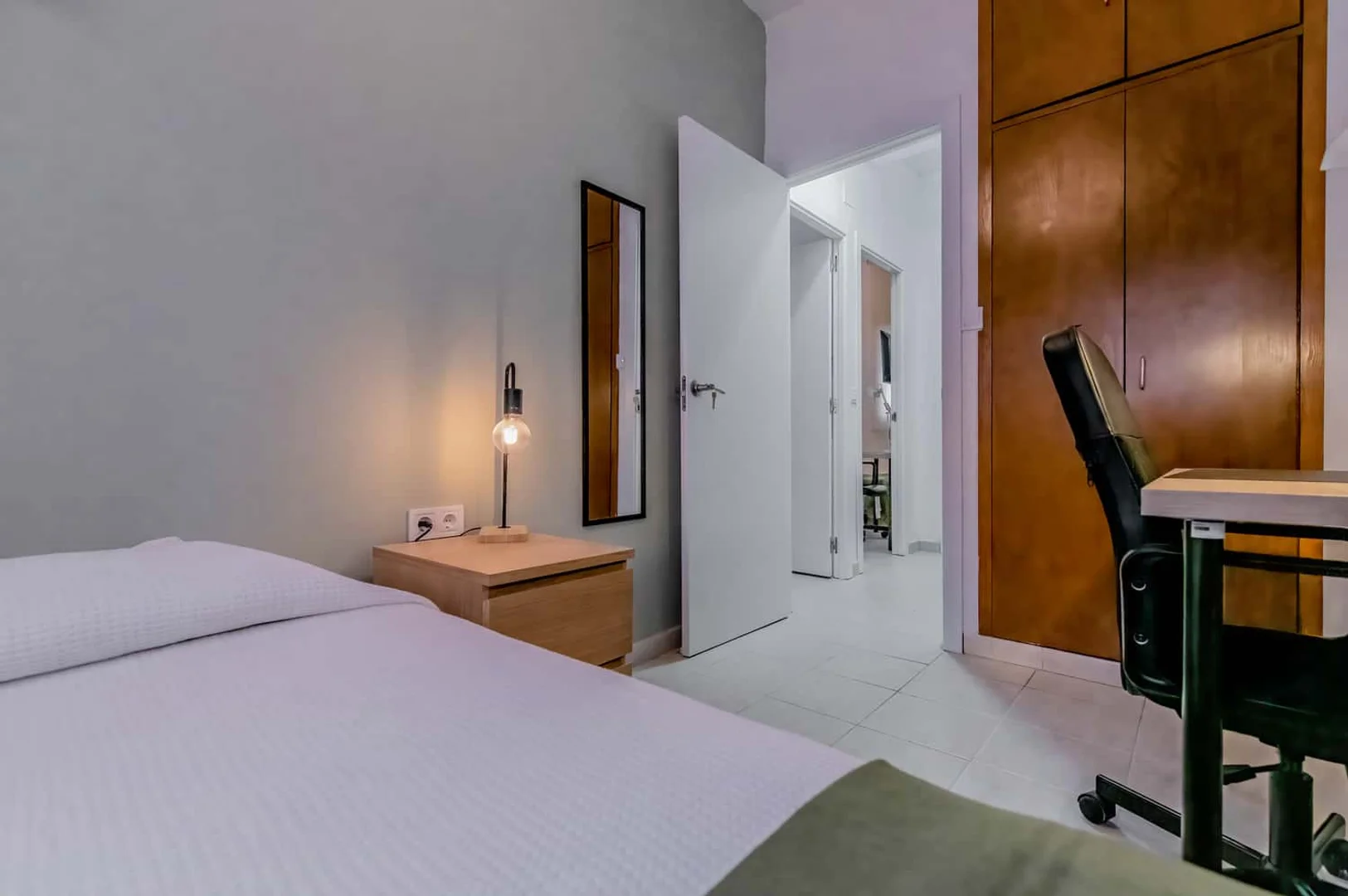 Chambre confortable pour étudiants disponible dans 