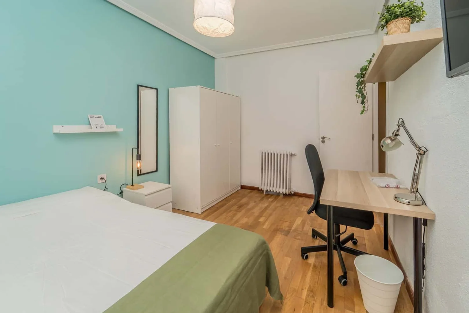 Functional student room perfect for studying in 