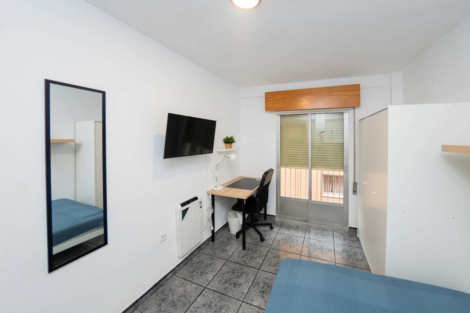 Habitación estudiantil luminosa y aireada con fácil acceso a la universidad en 