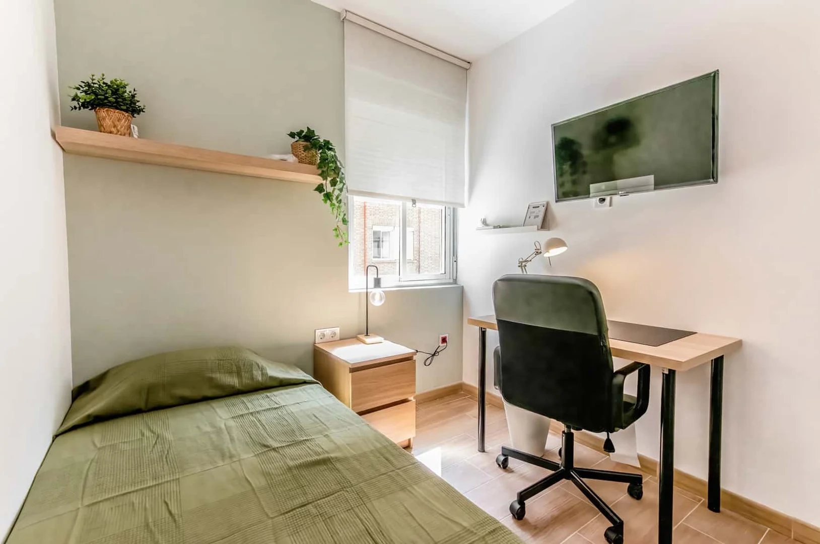 Chambre abordable pour les étudiants avec un bon éclairage dans 