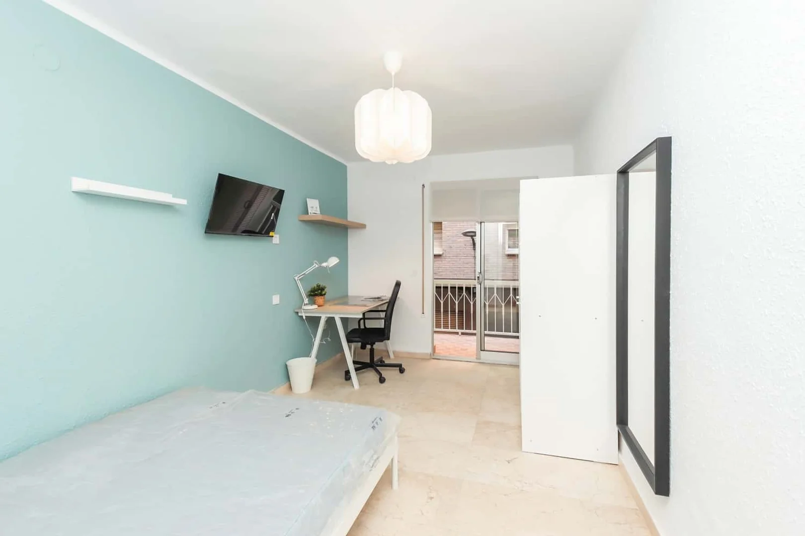 Habitación estudiantil económica con ubicación conveniente en 