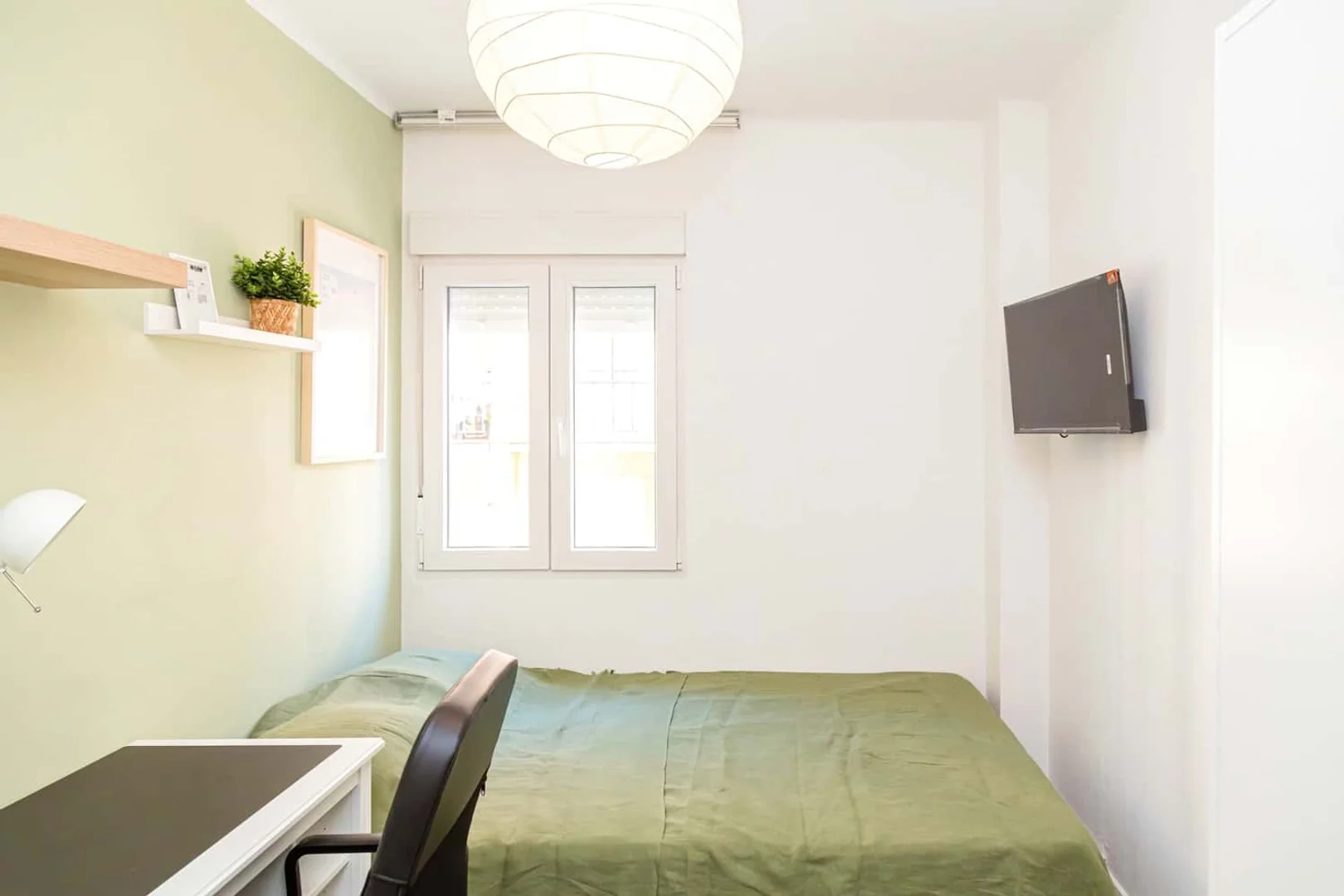 Zimmer in Studentenwohnung in zu vermieten, voll möbliert