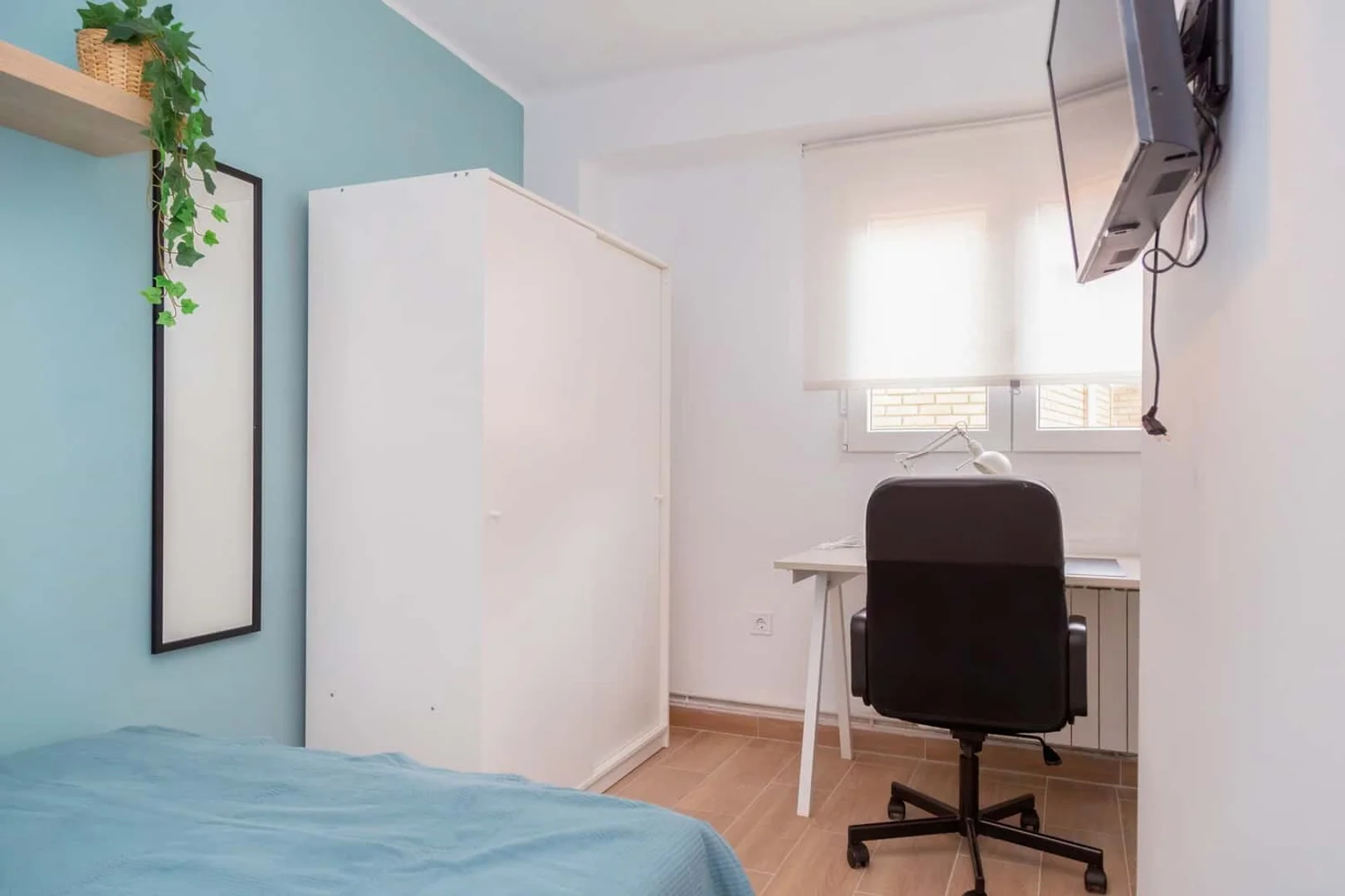 Quarto para alugar em apartamento de estudantes em , totalmente mobilado