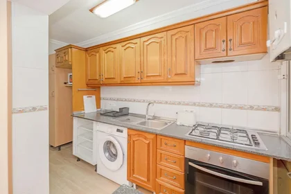 Quarto privado em Pl. los Pinos, 11405 Jerez de la Frontera, Cádiz, Spain, imagem 35 de 38