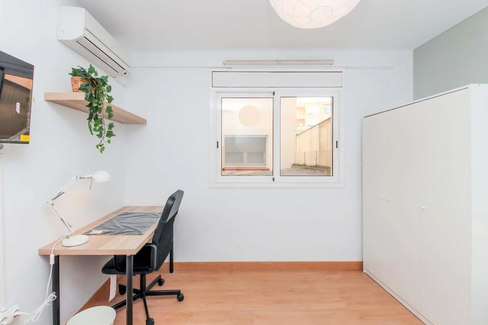 Quarto para alugar em apartamento de estudantes em , totalmente mobilado
