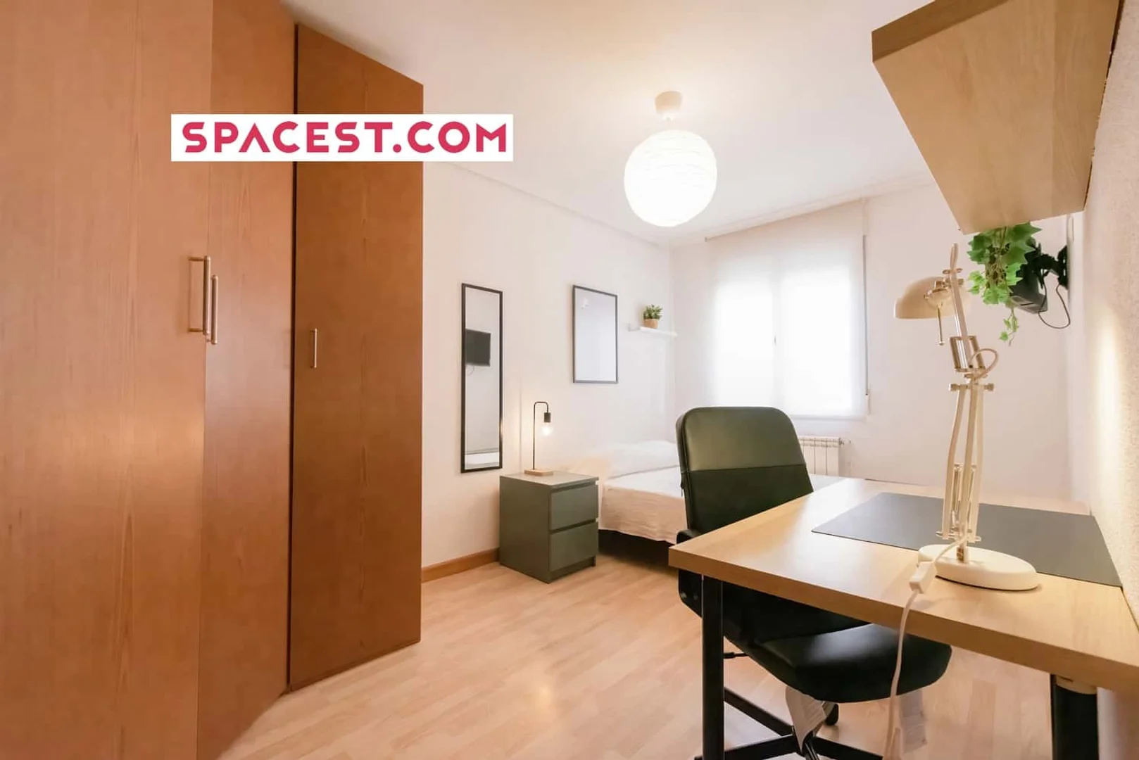 'de öğrenci dairesinde, tamamen mobilyalı kiralık oda