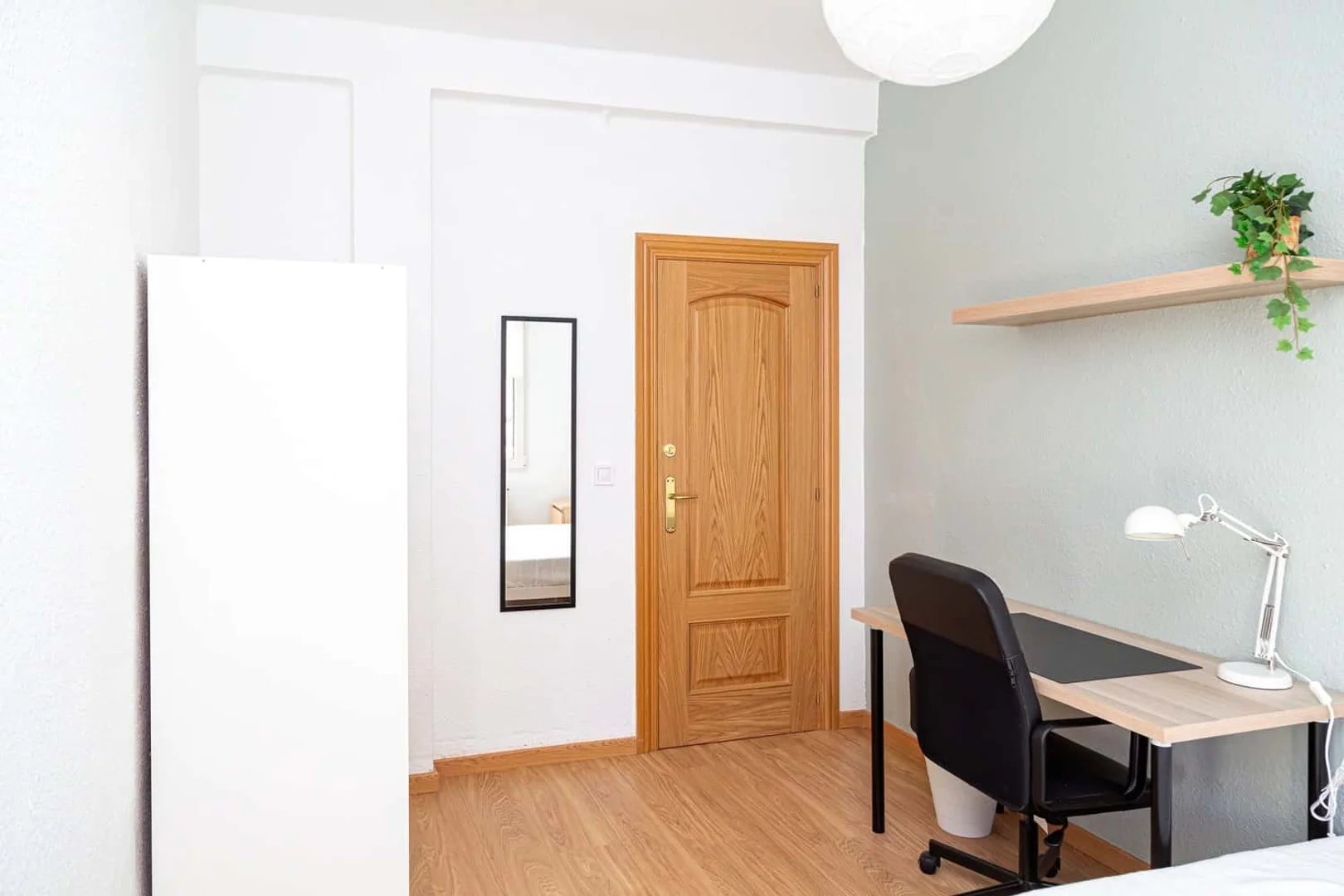 Stanza per studenti luminosa e ariosa con facile accesso all'università a 