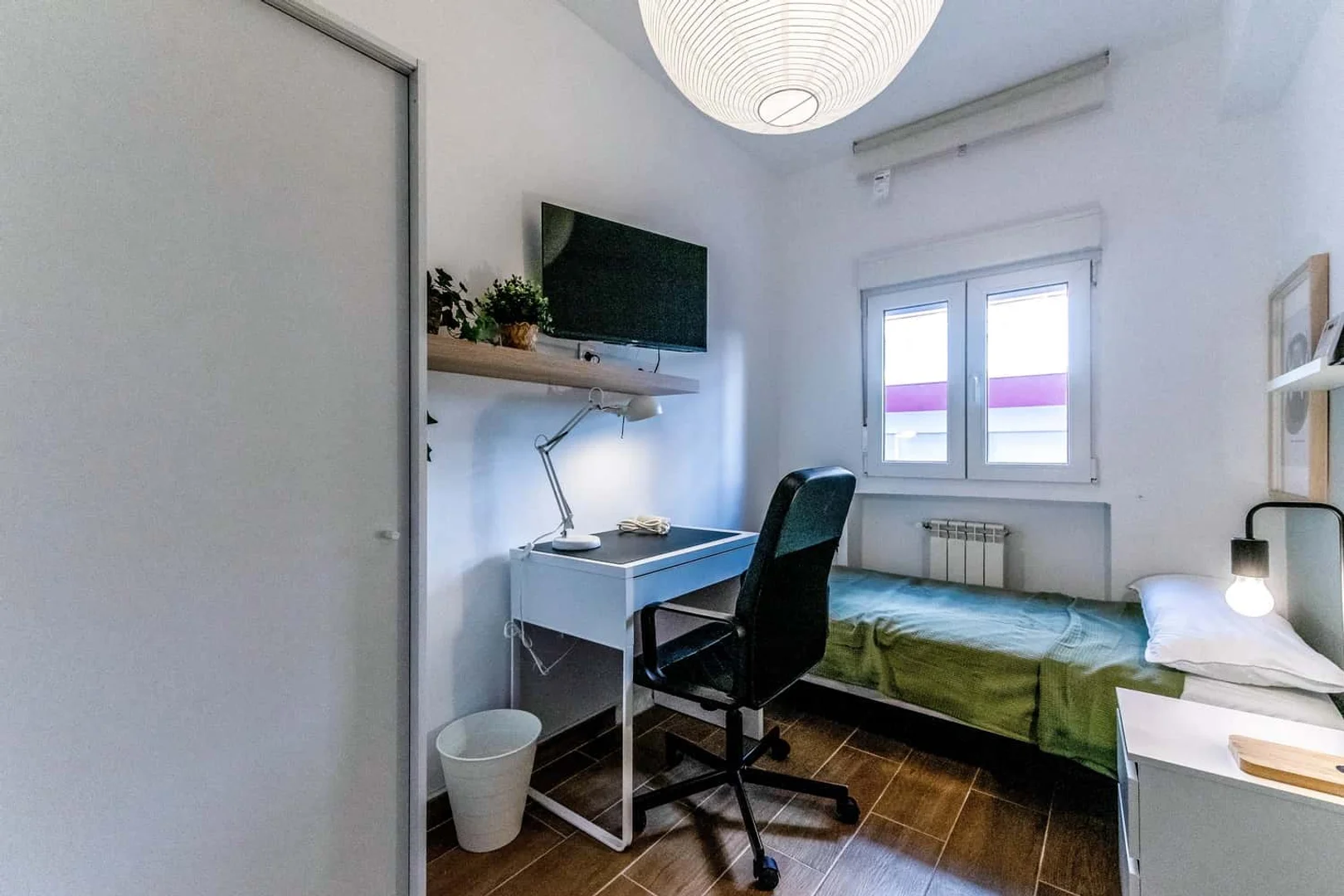 Habitación para estudiantes en con área de estudio y facilidades compartidas