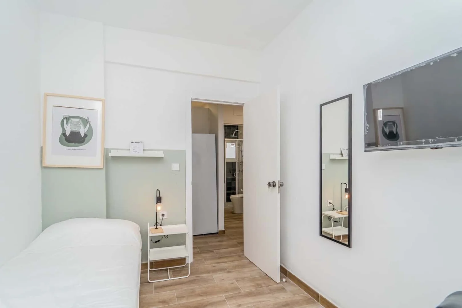 Student-friendly room in  with modern amenities