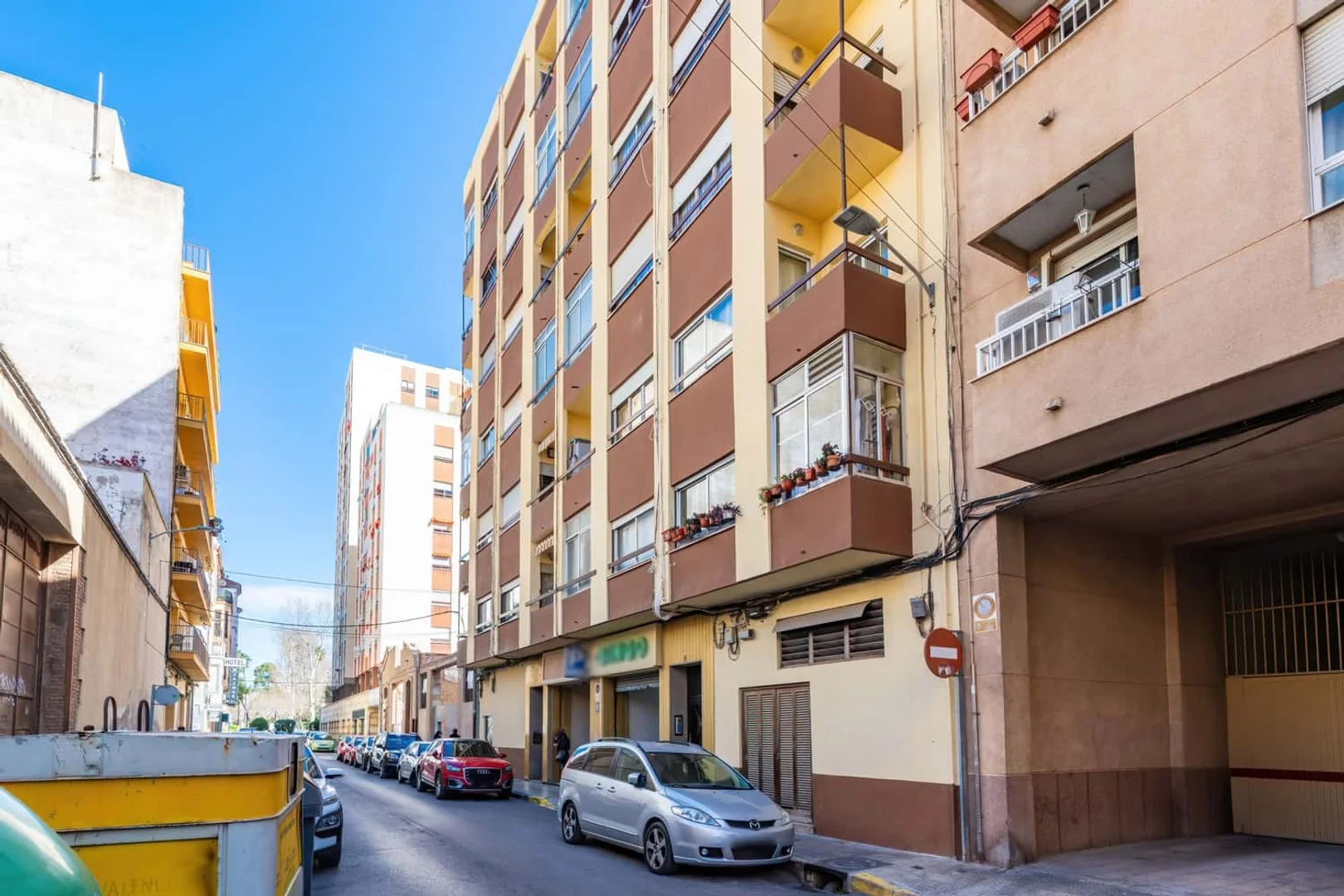 Habitación estudiantil económica cerca del campus en 