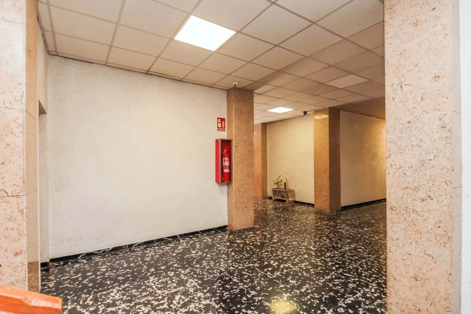 Habitación para estudiantes en  con área de estudio y facilidades compartidas